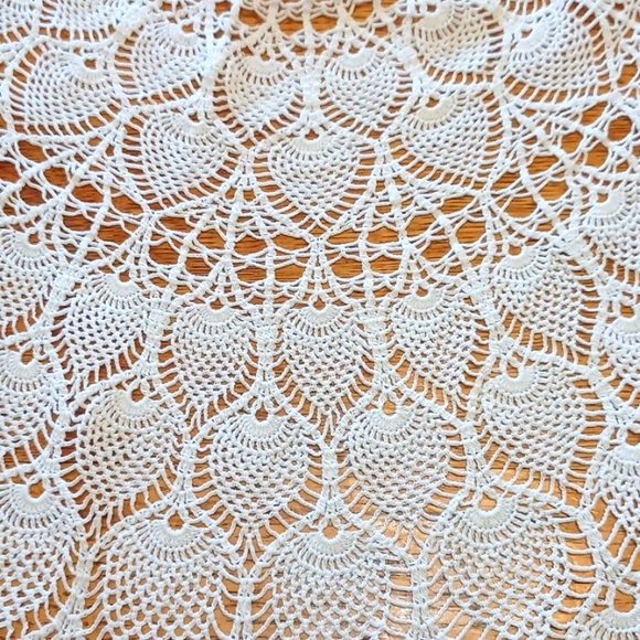 50" round hand crocheted tablecloth 5526 - Picture 4 of 5